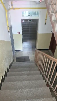 Schody k výtahu v přízemí